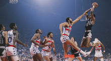 Laden Sie das Bild in den Galerie-Viewer, A History of Hoops (2023): Die Geschichte der San Antonio Spurs
